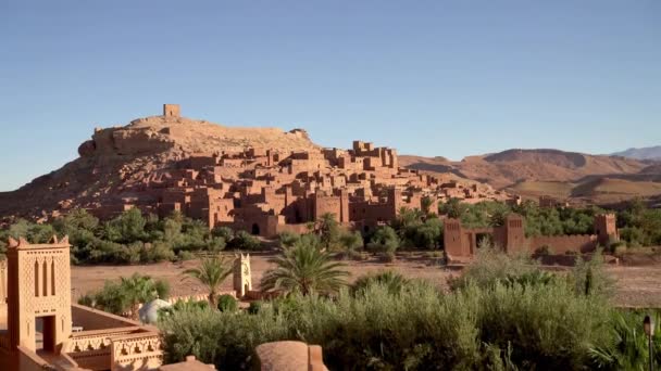 在摩洛哥撒哈拉沙漠的大篷车路线上 沙皇艾特 Ksar Ait Ben Haddou 站在了一个用泥土和粘土建造的坚固村庄 古老的泥砖建筑和狭窄街道的迷宫中 — 图库视频影像