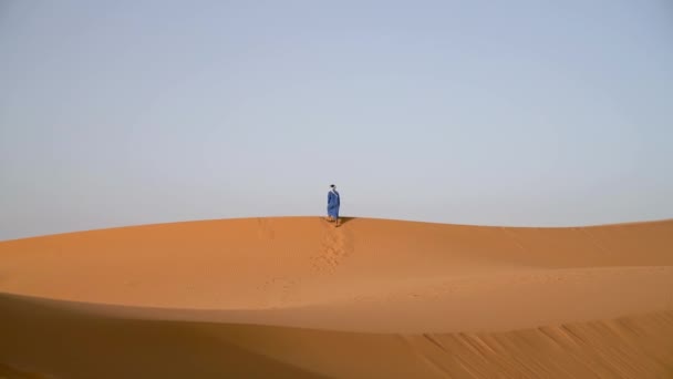 Sahara Wüste Marokko September 2022 Berbermännchen Traditioneller Kleidung Ein Langes — Stockvideo