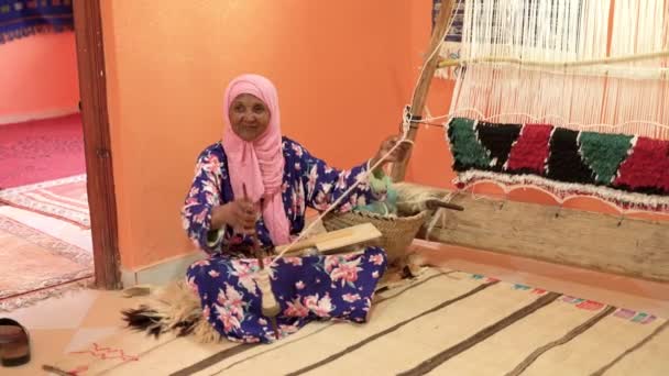 フェス モロッコ 2222年9月14日 モロッコのカーペットのための盗まれたひもを紡ぐシニア女性 モロッコのカーペットは 熟練した職人によって作られた手織りの傑作です — ストック動画