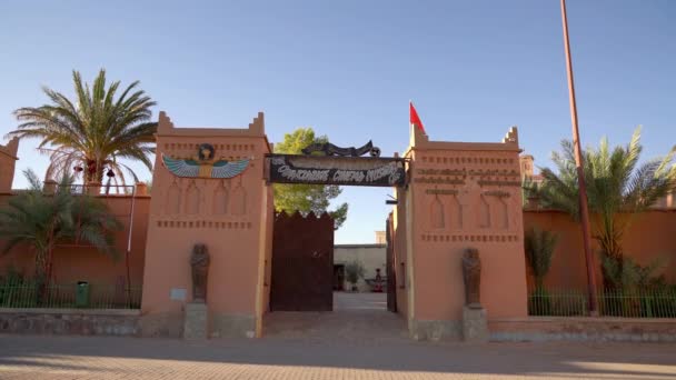 Ouarzazate Marokko September 2022 Egyptische Figuren Bij Ingang Van Het — Stockvideo
