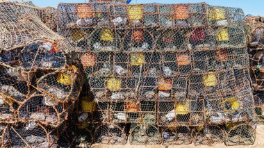 Essaouira, Fas 'taki balıkçı limanında karides ve karides kapanları. Balıkçılar karides tuzaklarını stratejik olarak okyanus tabanına yerleştirir ve karidesleri çekmek için yem olarak kullanır..