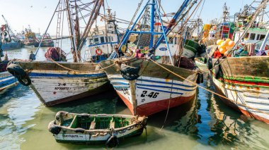 Essaouira, Fas - 17 Eylül 2022: Essaouira limanına balıkçı tekneleri yanaştı