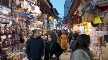 İstanbul, Türkiye - 7 Aralık 2023: Eminonu 'da insanların alışveriş ve yürüyüş yaptığı tarihi Tahtakale Çarşısı. Ürünlerle dolu küçük dükkanlar, çok popüler bir turizm merkezi..