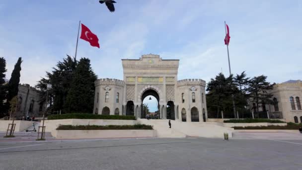 イスタンブール トルコ 2023年12月7日 トルコ国旗を掲げたビヤール広場のイスタンブール大学の主要な入口ゲート 古代オスマン建築 — ストック動画