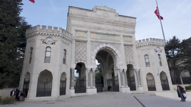 土耳其伊斯坦布尔 2023年12月7日 伊斯坦布尔大学位于碧亚兹特广场的大门 上面悬挂土耳其国旗 古代奥托曼建筑 — 图库视频影像