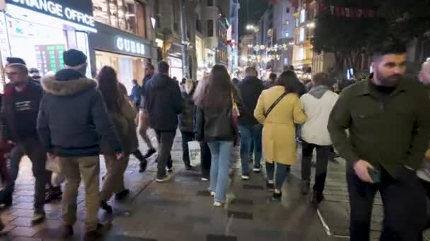 Κωνσταντινούπολη Τουρκία Δεκεμβρίου 2023 Άνθρωποι Περπατούν Στην Δημοφιλή Οδό Istiklal — Αρχείο Βίντεο