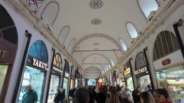 İstanbul, Türkiye - 7 Aralık 2023: İstanbul 'un tarihi Büyük Çarşısı, İstanbul' un eski İstanbul kentinin dünyanın en eski ve en büyük kapalı pazarlarından biri.