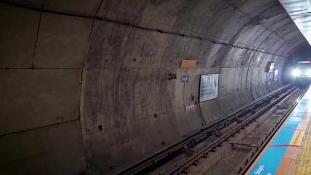 이스탄불 2023년 12월 지하철 기차가 메키디에코이 지하철역에 도착합니다 메트로 이스탄불은 — 비디오
