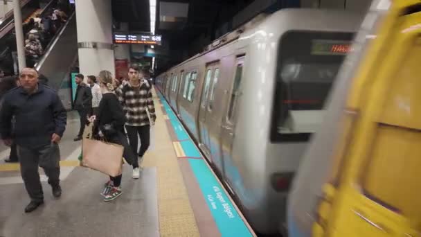 Istanbul Turkiet December 2023 Tunnelbanetåg Avgår Från Tunnelbanestationen Mecidiyekoy Busy — Stockvideo
