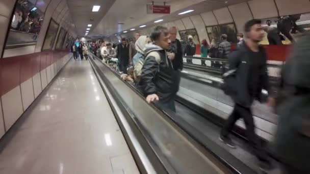 Istambul Turquia Dezembro 2023 Pessoas Que Caminham Dentro Rede Metrô — Vídeo de Stock