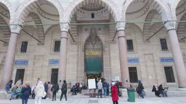 イスタンブール トルコ 2023年12月7日 イスラム教徒の人々と観光客が訪れるスレイマニエ モスク スレイマニエモスクは オスマン帝国時代にミマル シナンによって建てられました — ストック動画
