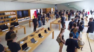 San Francisco, California, ABD - Ağustos 2019: Apple ürünlerini inceleyen insanlar telefon ve tabletleri Union Square 'deki Apple Store' da inceliyor