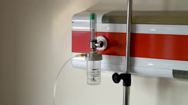 土耳其安卡拉 2021年3月 在医院病床附近工作的医用氧气流量计 医院医疗氧气罐和气缸设备 用于治疗病人呼吸道疾病和紧急心肺复苏 — 图库视频影像