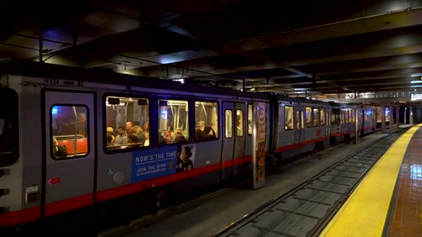 샌프란시스코 캘리포니아 2019년 카스트로 역에서 Muni 지하철 열차가 도착하면서 지하철역에서 — 비디오