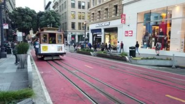 San Francisco, Kaliforniya, ABD - Ağustos 2019: San Francisco 'da teleferiğe binen turistler. Kaliforniya 'daki en eski toplu taşıma aracı..