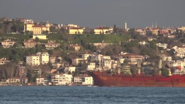 İstanbul, Türkiye - 12 Ekim 2023: İstanbul 'un Avrupa ve Asya taraflarını ayıran İstanbul Boğazı boyunca sorunsuz bir yük tankeri hareket ediyor
