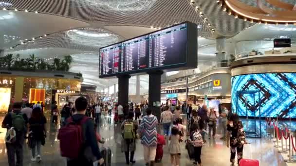 イスタンブール トルコ 10月2023 乗客は 彼らのゲート番号とイスタンブール空港でのフライトの状態を確認するために私たちのフライト情報のタイムテーブルをチェックしています — ストック動画