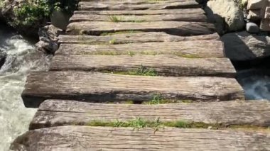 Türkiye 'de Karadeniz Artvin bölgesinden geçen bir nehir üzerinden basit bir ahşap köprüyü geçmek