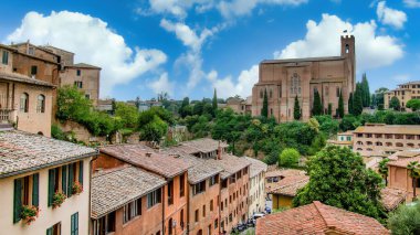 Siena, Toscana, İtalya - 5 Eylül 2019: Siena 'daki San Domenico Bazilikası Siena şehrinde tarihi bir dini alan olarak yer almaktadır.