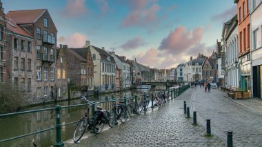 Gent, Belçika - 2 Şubat 2018: Leie Nehri 'nin yakınındaki evler ve resim dekorları. Suyun kenarında durgun nehre yansıyarak, kartpostala layık bir sahne yaratıyorlar.