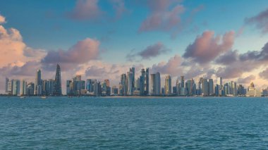Doha, Katar - 13 Şubat 2019: Doha 'nın Katar' daki silueti modernlik ve geleneğin bir karışımıdır. Gökdelenler ufukta belirdi, şehrin hızlı gelişimini gözler önüne serdi.