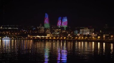 Bakü, Azerbaycan - Temmuz 2019: Alev Kuleleri ve Azerbaycan ulusal bayrak animasyonu ile aydınlatılmış dış hatları