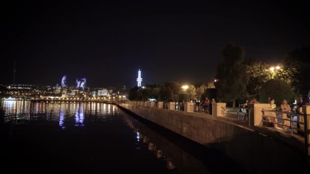 Baku Azerbeidzjan Juli 2019 Azerbeidzjanen Wandelen Milli Park Met Skyline — Stockvideo