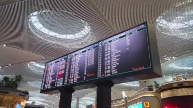İstanbul, Türkiye - 12 Ekim 2023: İstanbul Havalimanı 'ndaki uçuş bilgilerinin kapanış zamanı tablosunda kapı numaraları ve uçuşların durumu.