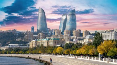 Bakü, Azerbaycan - 24 Ekim 2023: Hazar denizi ile birlikte Bakü kentindeki Alev Kuleleri