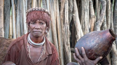 Turmi, Omo Nehri Vadisi, Etiyopya - 24 Ekim 2023: Kabile geleneklerini gösteren farklı aksesuarlar takan Hamar kabilesinden bir kadının portresi. Hamer ilkel bir kabile..