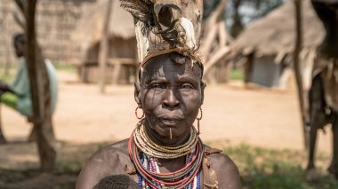 Omo Vadisi, Etiyopya - 24 Ekim 2023: Karo kabilesinden bir kadının portresi, kendini kabile boncukları ve boyalarıyla süslüyor. Karo ilkel bir Afrika kabilesidir..