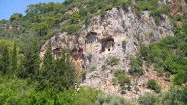 Türkiye 'de popüler bir turizm beldesi olan Dalyan manzarasına oyulmuş Lycian Kaunos mezarları