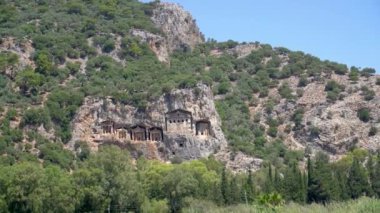 Türkiye 'de popüler bir turizm beldesi olan Dalyan manzarasına oyulmuş Lycian Kaunos mezarları