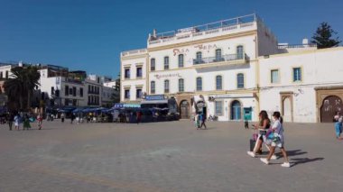 Essaouira, Fas - 17 Eylül 2022: Essaouira şehir merkezi yerel halk ve turistlerle