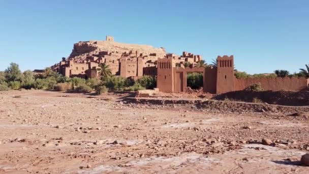 Ksat Ait Ben Haddou村位于摩洛哥撒哈拉沙漠的大篷车路 该村由泥土和粘土 古老的泥砖建筑和狭窄街道的迷宫建成 — 图库视频影像