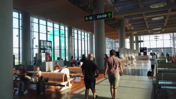 ダラマン ムグラ トルコ 2023年8月12日 ダラマン国際空港出発エリアの乗客 — ストック動画