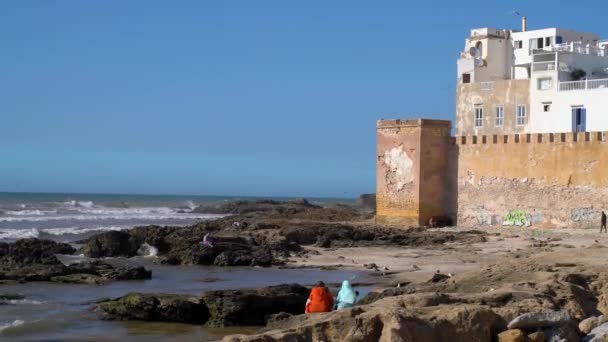Essaouira Marokko September 2022 Marokkaanse Familie Ontspant Zich Aan Zee — Stockvideo