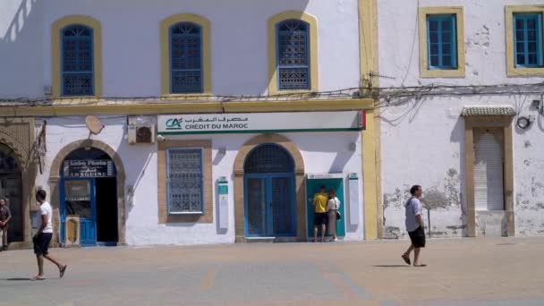 Marrakech Marruecos Septiembre 2022 Pareja Usando Cajero Automático Credit Maroc — Vídeos de Stock