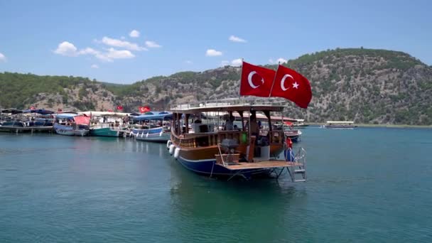 Dalyan Turkije Juni 2023 Tourboten Met Toeristen Rivier Dalyan Langs — Stockvideo