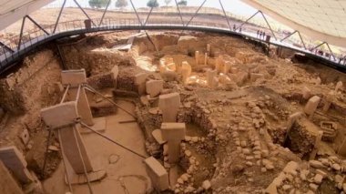 Göbeklitepe, Sanliurfa - 16 Temmuz 2023: Göbeklitepe kalıntıları, tarihi M.Ö. 10000 yılına dayanan, tarihteki en eski ve en büyük ibadet merkezi olarak bilinir..