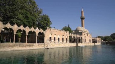 Şanlıurfa, Türkiye - 12 Temmuz 2023: Balikligol balık havuzu ve Halil ur Rahman camisi. Burası Peygamber Abraham 'ın kutsal yeri ve doğduğu yer.