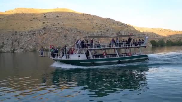 Halfeti Turquía Julio 2023 Turistas Navegando Barco Por Río Éufrates — Vídeos de Stock