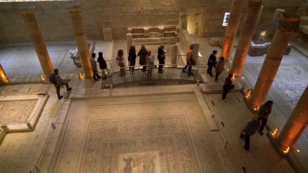 トルコのガザンテプ 2023年10月18日 観光客は 国内で2つの最大のモザイク美術館の1つであるゼイロモザイク博物館を訪問しています — ストック動画