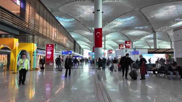 Istanbul Turecko Listopadu 2023 Cestující Uvnitř Odletové Oblasti Letiště Istanbul — Stock video