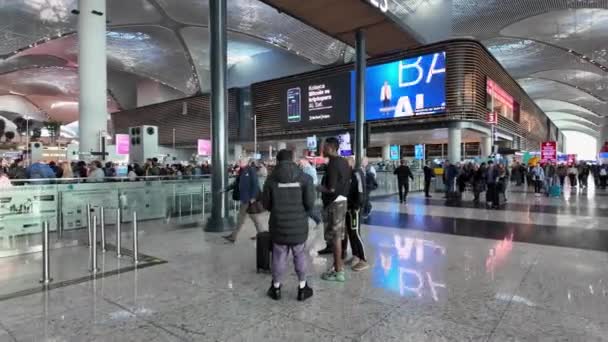 土耳其伊斯坦布尔 2023年12月27日 伊斯坦布尔机场国际航班护照管制区入口 旅客在这个地区要检查护照和签证 — 图库视频影像