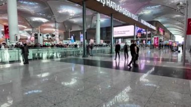 İstanbul, Türkiye - 27 Aralık 2023: İstanbul Havalimanı 'ndaki uluslararası uçuş kontrol bölgesine giriş. Bu bölgede yolcular pasaport ve vize için kontrol edilir.