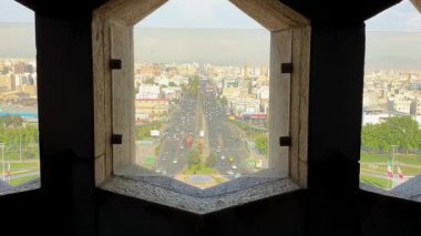 İran 'ın başkenti Tahran' daki Azadi Meydanı 'ndaki Azadi Kulesi' nden görüldüğü üzere Tahran şehrinin ufuk çizgisi