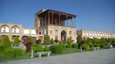 İsfahan, İran - 12 Mayıs 2023: Ali Qapu Sarayı, Naqsh-e Cihan Meydanı 'ndaki Safevi döneminde inşa edilmiş büyük bir yapıdır.