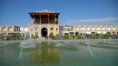 İsfahan, İran - 12 Mayıs 2023: Ali Qapu Sarayı, Naqsh-e Cihan Meydanı 'ndaki Safevi döneminde inşa edilmiş büyük bir yapıdır.