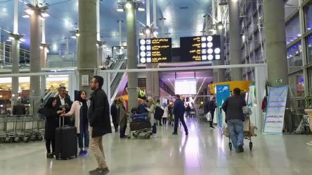 テヘラン イラン 2023年5月10日 テヘラン イマーム ホメイニ国際空港内の乗客 — ストック動画